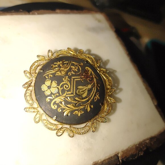 Vintage Damascene Gold Brooch Pin Enamel Floral Flower Filigree Edge Bird - Picture 9 of 10
